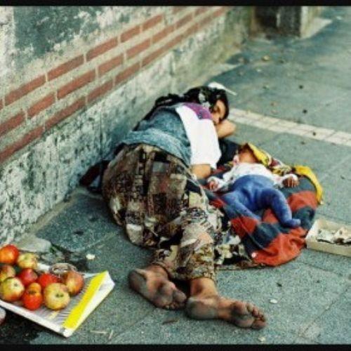 Ertesi gn ayn metro istasyonunda yrrken gazeteci kimliimle konumaya hazrdm. Kadn ayn yerde oturuyordu ve kucanda dnknden farkl bir bebek tutuyordu.