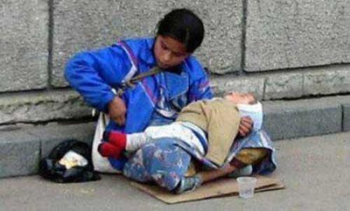 Ona bu ocuun belgelerini ve dnk ocuun nerede olduunu sordum. Cevap vermedi. Fakat yanmdan geen insanlar neden ocuklu ve yoksul bir dilenciye bardm sorup aklm kardm imasnda bulundular.