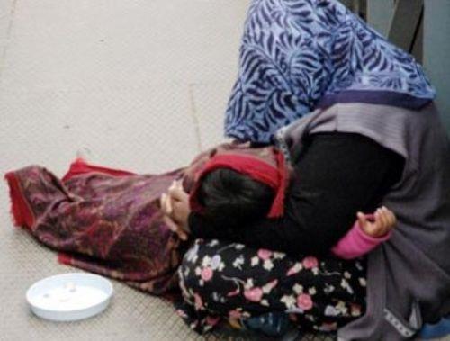 Her zamanki gibi pis bir eofman giydirilmi bebee baktm. Sabahtan akama kadar kirli bir metro istasyonunda bir ocuun bu kadar sakin durmasn garipsedim.