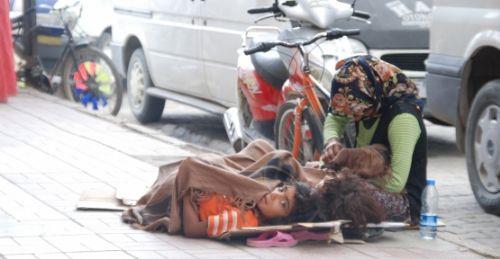 Fakat ben bir ay boyunca dilencinin kucandaki bebei bir kere bile uyank grmedim! Dilencinin dizlerine gml olan bebein yzne baktm ve iimde beliren kuku daha da artt.