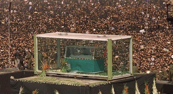 Tm dnya Nelson Mandela'y uurlarken. (2013)