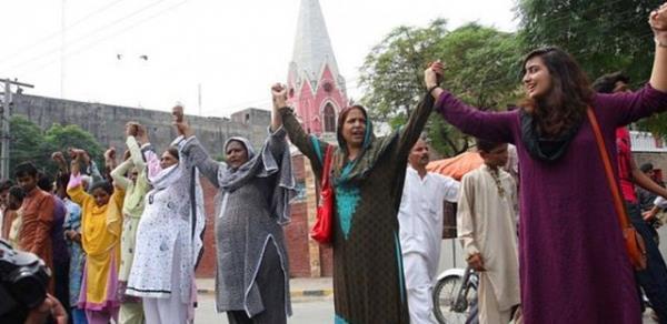 Pakistanl Mslmanlar, Aai Rabbani ayini srasnda Hristiyanlar korumak iin bir insan zinciri oluturuyor. (2013)