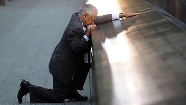 11 Eyll saldrlarnda olunu kaybeden Robert Peraza, saldrlarn 10. yldnmnde yas tutuyor. (2011)