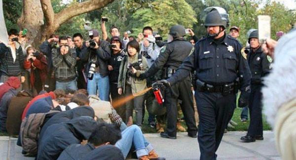 California niversitesi'nde bir polis memuru 'Occupy' eylemcilerine biber gaz skyor. (2011)