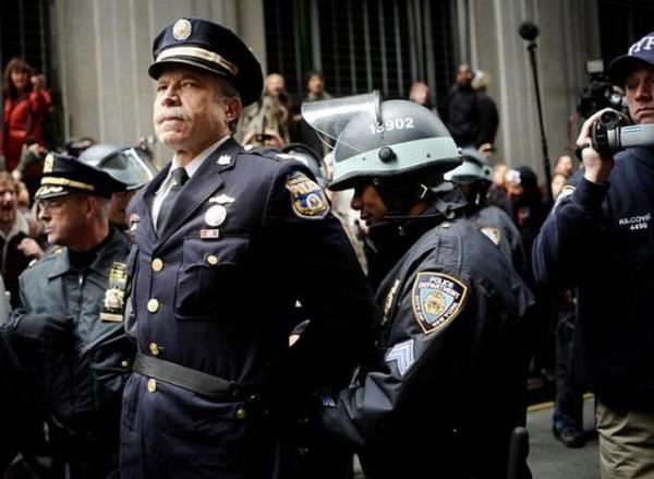 Emekli bir polis memuru olan Ray Lewis, Occupy Wall Street protestolar srasnda tutukland. (2011)