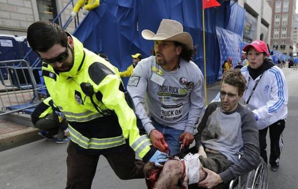 Boston Maratonu saldrsndan sonra Carlos Arredondo, Jeff Bauman'a yardm ediyor. u an iki iyi arkadalar. (2013)