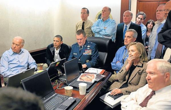 Barack Obama ve hkmet grevlileri, Usame Bin Ladin'in ldrlmesiyle biten operasyonu izliyor. (2011)