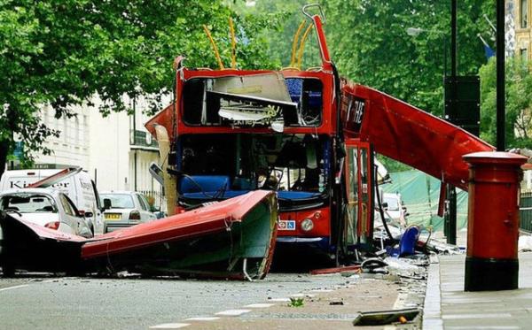 7 Haziran'da Londra'da yaanan terr saldrlar. Arkasnda 52 l ve 700 yaral brakt. (2005)