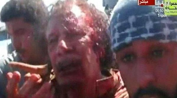 Muammer Kaddafi, isyanclar tarafndan ldrlmeden hemen nce. (2011)