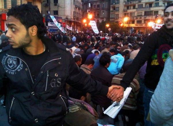 Msr, Tahrir Meydan'nda Hristiyanlar namaz klan Mslmanlar koruyor. (2011)