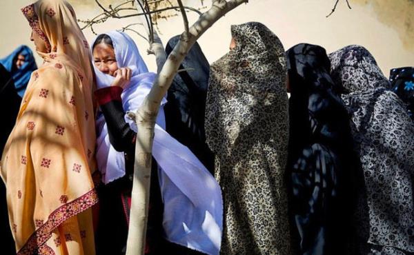 Afgan kadnlar, lkenin ilk demokratik seimleri iin oy kuyruunda. (2014)