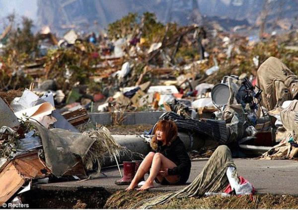 Japonya'da yaanan tsunami felaketinde evini kaybeden kz alyor. Fakat btn bu olumsuzluklara ramen byk annesi ve iki kpei kurtulmay baard. (2011)