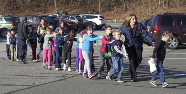Sandy Hook ilkokulunda yaanan katliam sonras tahliye almalar. (2012)