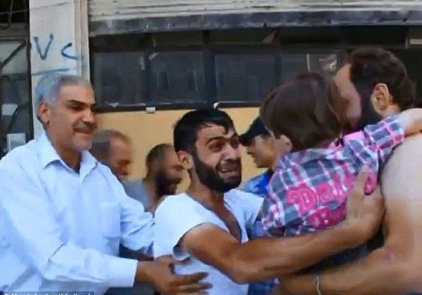 Suriyeli bir baba, bombardman sonras ldn dnd ocuuyla tekrar bir araya geliyor. (2013)