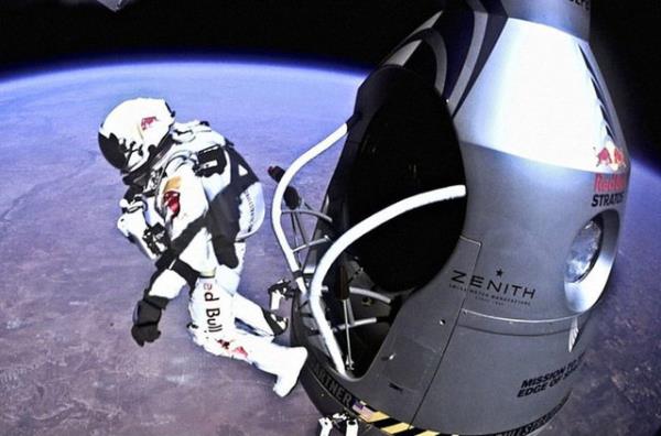 Felix Baumgartner, 39 bin metre ykseklikten kendini bolua brakyor. (2012)
