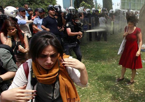 Gezi Park protestolarnn simgesi olan krmzl kadn. (2013)