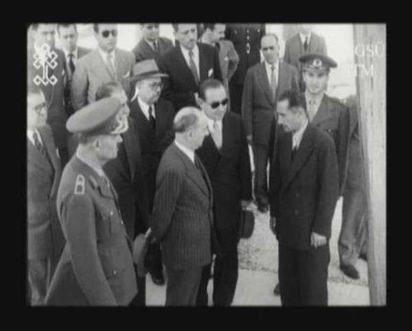 Bir baka karede ise Menderes ile 3. Cumhurbakan Celal Bayar'n gmenlerin durumunu incelemek zere ktklar Edirne, Krklareli ve Babaeski seyahatleri ve Menderes'in kurmaylaryla katld Konya gezisi de bulunuyor.