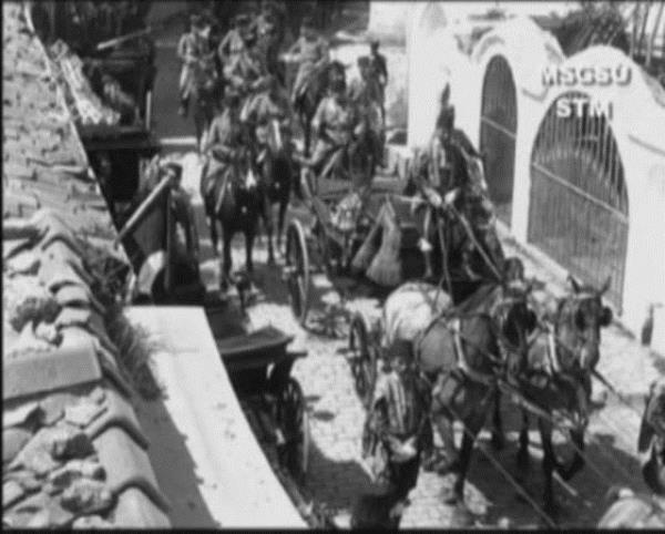 Bu kare Osmanl devletinin son padiah Vahdettin'e ait. Yine 1918 ylnn ubat ayna ait olduu tahmin edilen grntde Sultan Vahdettin, at arabasnda askerlerin arasnda halk selamladktan sonra Sultan Abdlhamid'in cenaze merasimine katlyor.