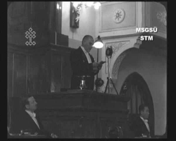 Atatrk'n 1936'da TBMM'de 5. devre 2. yl a konumasn izleyenler hem yeni kurulan Trkiye Cumhuriyeti'nin iktisadi, siyasi ve sosyal geliimini hem de ulu nderin sesinin orijinal halini dinleyebiliyor.