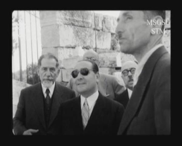 Adnan Menderes ve beraberindeki heyet gemiyle Yunanistan'n bakenti Atina'ya gidiyor. Atina'da Yunan halknn coku ve sevgiyle karlad Menderes, tarihi Atina Akropol'n geziyor, Yunan adalarn ziyaret ediyor.