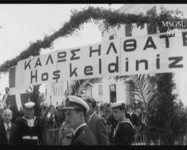 Atina'da gittikleri her yerde halkn yakn ilgi gsterdii, zaman zaman evlerin atlarna karak selamlad Menderes ve heyeti, sokaklara hem Trke hem de Yunanca aslan ''Ho geldiniz sevgili ve aziz dostlarmz'' yazl pankartlar karlyor.