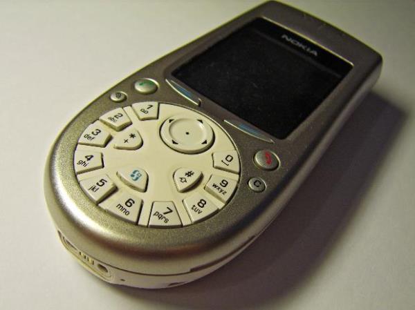 <p><b>Nokia 3650</b></p>  k tarihi: 2003