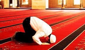 Namaz, gnn muhtellif ve belli saatlerinde sralanm olduu iin, mslman gnlk ilerini, yemek vakitlerini, istirahat zamanlarn, uyku saatlerini bir plna balamak zorunda kalacaktr.