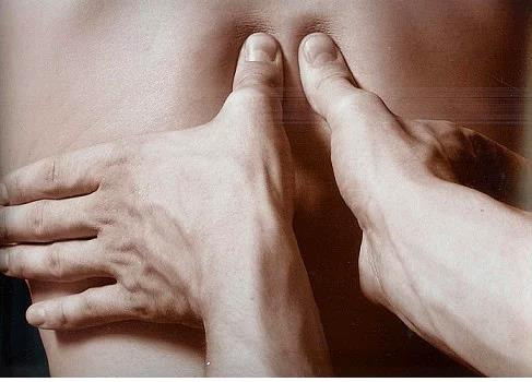 <p><b>8. Profosyonel bir masr kadar olmasa da basit masaj tekniklerini bilin</b></p>  pucu verecek olursak; Omuzlar ya da deriyi mncklamak, masaj deildir. Doru drst masaj yapabilmek iin baparmaklarnzla omuzlarda ve omurgann iki yannda basn uygulamalsnz. Masaj yaparken ellerinizi mmkn olduu kadar ok amal, bylece masaj yapacanz blgeyi geniletmelisiniz. Srt derisini ba ve iaret parmaklarnzn arasnda kaydrarak belden omuzlara doru dz izgi halinde ilerleyin. Omuzlarda "piyano" ad verilen hareketi yapn, yani parmaklarnzn ularn sanki tular ok sert olan bir piyanoyu alyormu gibi kaslarn zerinde gezdirin.