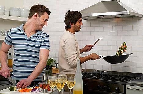 <p><b>9. En az be eit yemek piirmeyi renin</b></p>  Makarna piirecek olsanz bile soslarla zenginletirmesini, sahanda yumurtay baharatlarla sslemesini bilmelisiniz. Hem yalnz kaldnzda a kalmaz, hem de sevgilinizin gzne girersiniz.