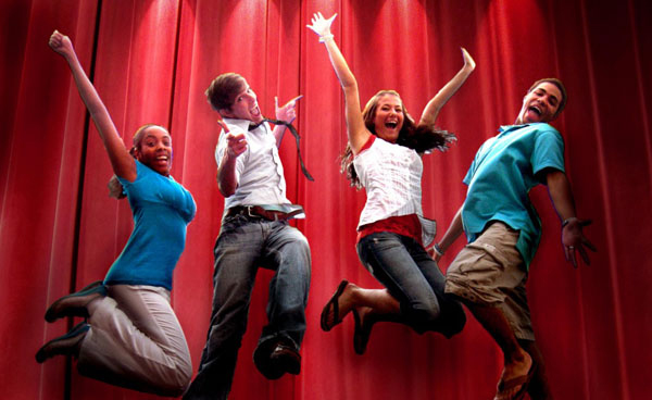 <p><b>12. Dans etmeyi ucundan kysndan bilin</b></p>  aa, rumba, vals, fokstrot, vb. olmasa da akraba dnnde dans edebilecek kadar dans bilmelisiniz.