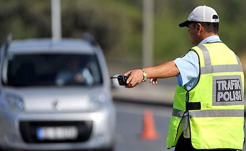 <p><b>11. evirme yapan trafik polisi ile nasl konuacanz bilin</b></p>  Hele ki yannzda kz arkadanz varken durumu nasl idare edeceinizi bilmelisiniz. "Ya memur bey valla bir bira itim yaa" diye alamann alemi yok.