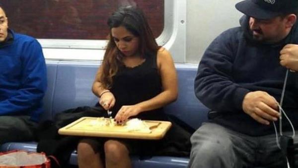 Trkiye'de pek rastlamasak da zellikle yurtdnda baz lkelerde metrolarda yle kiilerle karlayorsunuz ki "yok artk" demekten kendinizi alamyorsunuz. te toplu tama aralarndan artan grntler...