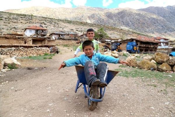 Daha nce byynce deiik mesleklerde almak isteyen ocuklar, oynadklar filmin de etkisiyle artk pilot olmann hayalini kuruyor. Reklam filminin ekimleri sayesinde ilk kez uaa binen ocuklarn hayallerinde artk Paris'e gitmek var.