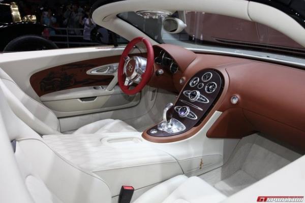 1.200 beygir gce sahip 8 litrelik W16 motoru, 3.000?5.000 d/d'de 1.500 Nm gibi ei benzeri olmayan bir tork gc retiyor.