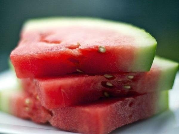 <p><b>Karpuz </b></p>  Karpuz, ierdii yksek oranda su sebebiyle tokluk hissi verecek ve daha fazla yemenizi engelleyecektir.