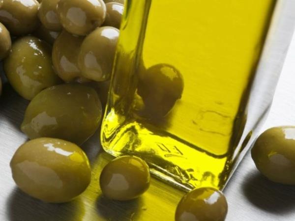 <p><b>Zeytinya </b></p>  Doymam ya oran yksek zeytinya, ya yakmaya ve ani alk krizlerini nlemeye yardmc oluyor.