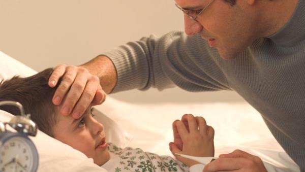 3. Byk bir havluyu lk su ile slatp tm vcudunu havluya sarn. Sadece eklem yerlerine lk su ile kompres yapmak yetersiz kalr. Kesinlikle alkoll kompreslerle atei drmeye almayn. <p>4. ocuunuz titremeye balad zaman, onu kvetten karn ve bir havlu veya ince bir arafa sarn.</p>