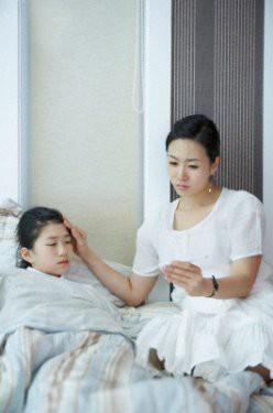 Atei nasl drlr? Eer ocuunuz  aydan daha kkse hemen doktorunuza bavurmanz gerekir. Ancak, bu arada bebein zerini aarak bekleyin ve 15 dakika sonra tekrar ateini kontrol edin. Eer ocuunuz  aydan bykse u yntemleri uygulayabilirsiniz: