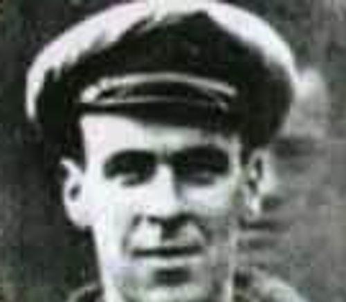 Ancak fotoraftaki 1 kiinin bu fotoraf ekildii zaman orada bulunmasnn imkan yok. Nedeni ise bu kiinin fotoraf ekilmeden 2 gn nce uan pervanesine taklp lm olmas. Evet arka tarafta soldan 4. kii Freddy Jacskson'dan bakas deil. Bu fotoraftaki dier kiiler bu resmi grnce Freddy'i kolaylkla tanmlar ve gzlerine inanamamlar. Anlalan Freddy bu grup fotorafnda bulunmak istemiti. lm bile olsa!