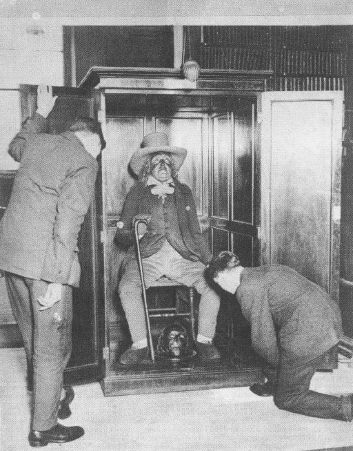 Bentham, Kapitalizm'in felsefi sa ayaklarndan biri olan Faydaclk felsefesinin kurucusu olan Bentham, hayvan haklarnn ilk savunucularnndan biri olarak da kabul ediliyor. Liberalizm geliiminde de nemli katklar olan Bentham, Anglo-Amerikan hukuk felsefesinin de nemli teorisyenlerinden biri. lmnden sonra mumyalanmay ve kuruluunda etkin olduu niversitenin bir salonunda cam bir kutuda sergilenmesini vasiyet etti.