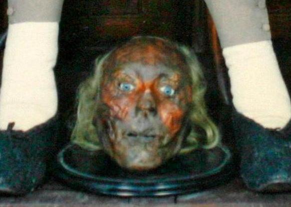 Ancak Bentham'n kafas bir sre sonra cesed zerinde sabit duramaynca, balmumundan bir kafa yapld ve Bentham'n gerek kafas da ayaklarnn arasna kondu. Fakat niversite rencilerinin eitli akalarna konu olan bu kafa daha sonra mumyadan farkl "gvenli" bir yerde muhafaza altna alnd