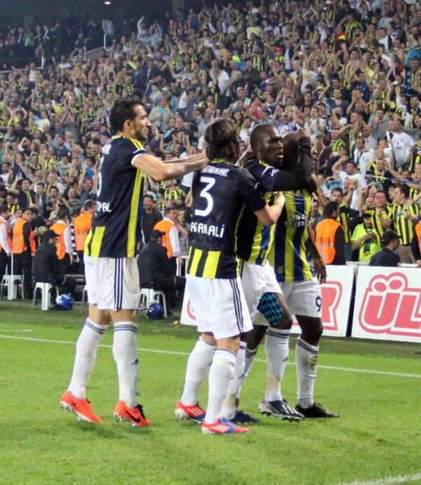 <p><b>PORTO VE MiLAN CAS'TA KAZANDI</b></p>    Fenerbahe ve Beikta'n UEFA Disiplin Kurulu'ndan ald cezalara daha nce arptrlan Porto ile Milan, ok karar CAS'ta bozdurmutu.