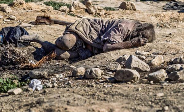 Etraftan toplad gbreleri yakan Hadji, akamlar ise bir barakann iinde kalyor.