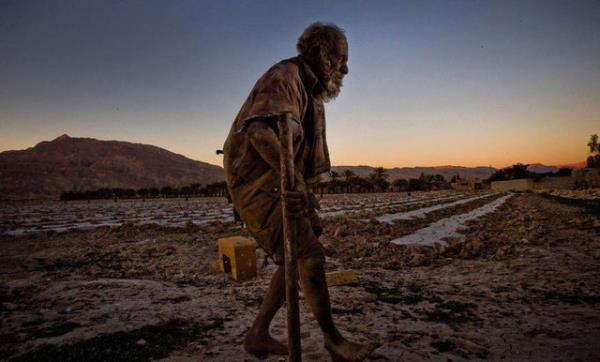 80 yandaki adam, kller ierisinde ilkel bir hayat sryor.