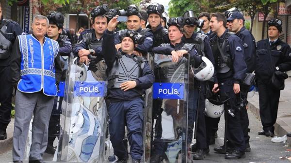 <p>stanbul'un ehir merkezinde tm nemli yollar polis barikat ile kapatlm durumda. Barikatlarda bekleyen baz polisler 'selfie' fotoraflarn ekerek vakit geirdi.</p>