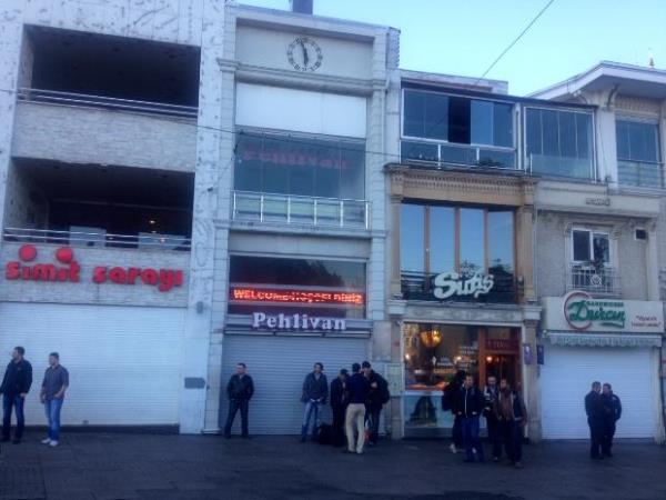 <p>stiklal Meydan'nndaki dkkanlar kapalyd</p>