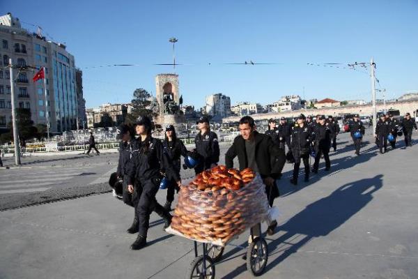 <p>stanbul her 1 Mays'ta olduu gibi bu yl da adeta bir sava alann andrd. Cop, biber gaz ve TOMA baroldeki roln oynarken bir de gzden kaan 'teki' 1 Mays vard.</br>ine E-5'ten yryerek gitmeye alan insanlar, ili Camii'nin nndeki pankart ve DSK nndeki '1 Mays pozu' imdiye kadar 2014 1 Mays'nn unutulmazlar arasna girdi.</br></br>te 1 Mays 2014'te atmalarn glgesinde kalan fotoraflar...</p>