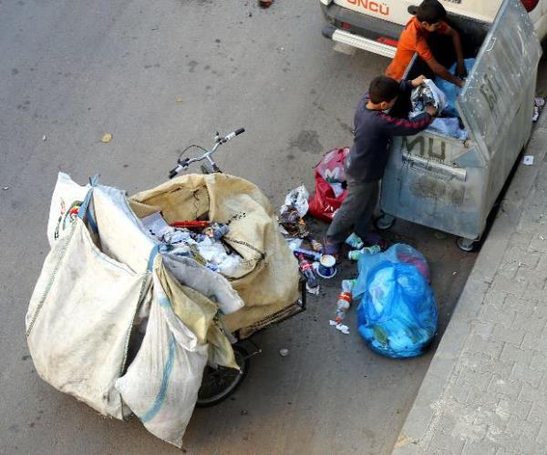 <p>Mersin'de 1 Mays kutlamalarna yakn alanda p iinde satacak materyal arayan iiler.</p>