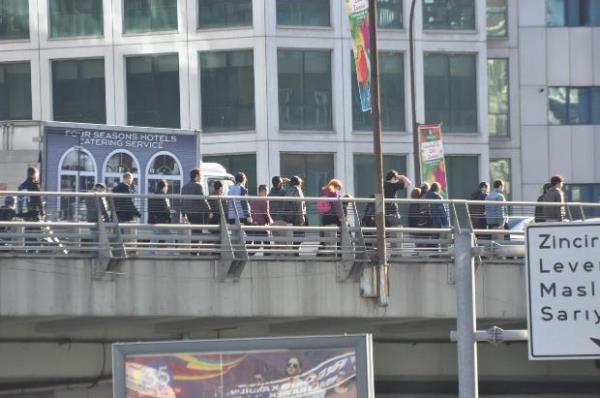 <p>Yol durumundan dolay baz insanlar E-5 zerinde yryerek ilerine varmaya altlar.</p>