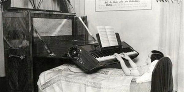 10. Yatakta alnabilen piyano (1935)